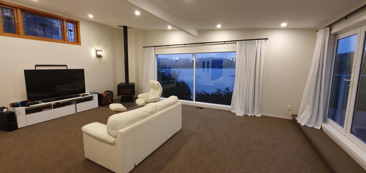 Whitby Sea View Apartment Porirua Bagian luar foto