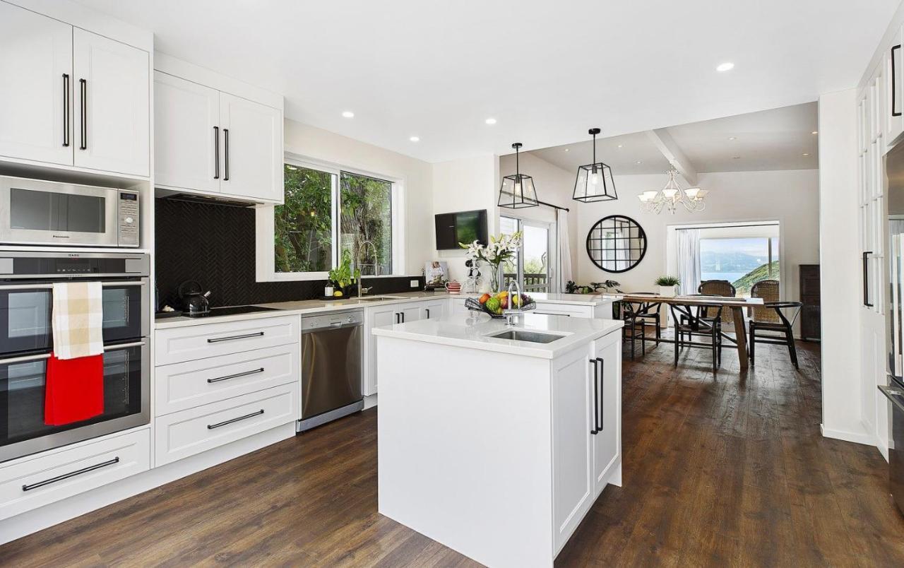 Whitby Sea View Apartment Porirua Bagian luar foto