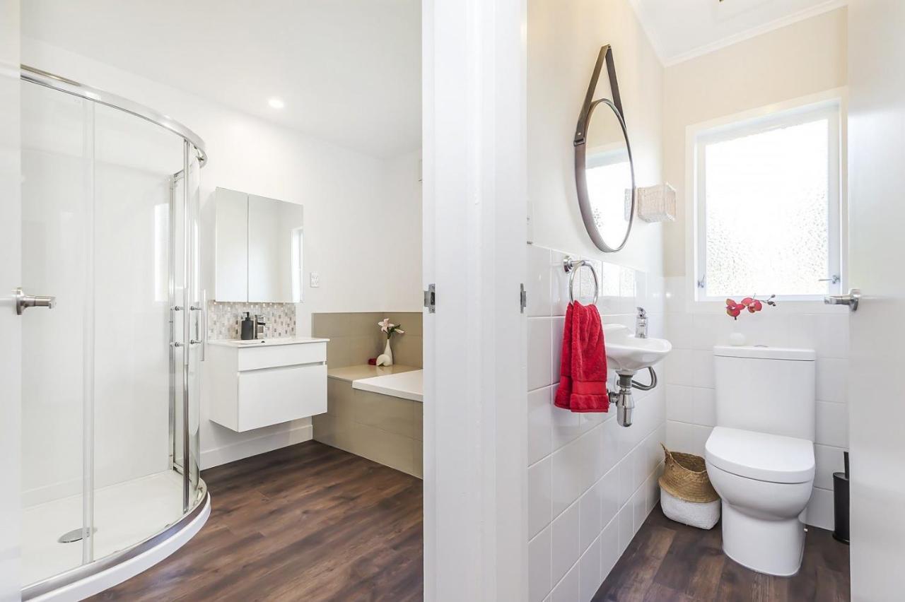 Whitby Sea View Apartment Porirua Bagian luar foto